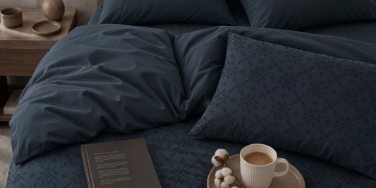 Nattfall mørk blått sengesett i sateng av langfibret egyptisk bomull med mønstret og ensfarget side