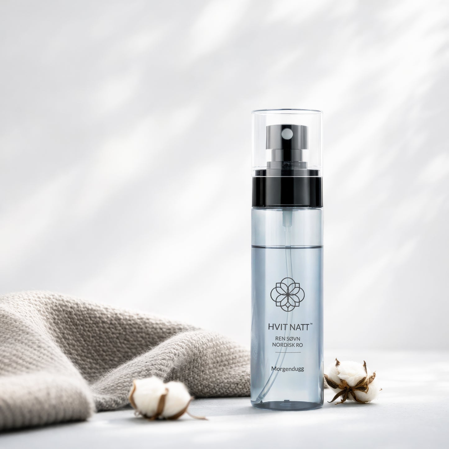 Morgendugg pillow mist med lavendelduft fra Hvit Natt i rolig nordisk interiør